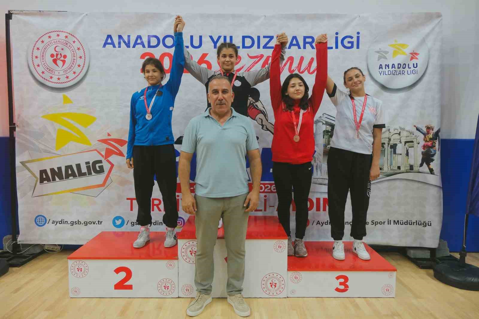 Türkiye’nin genç güreşçileri Aydın’da mindere çıktı