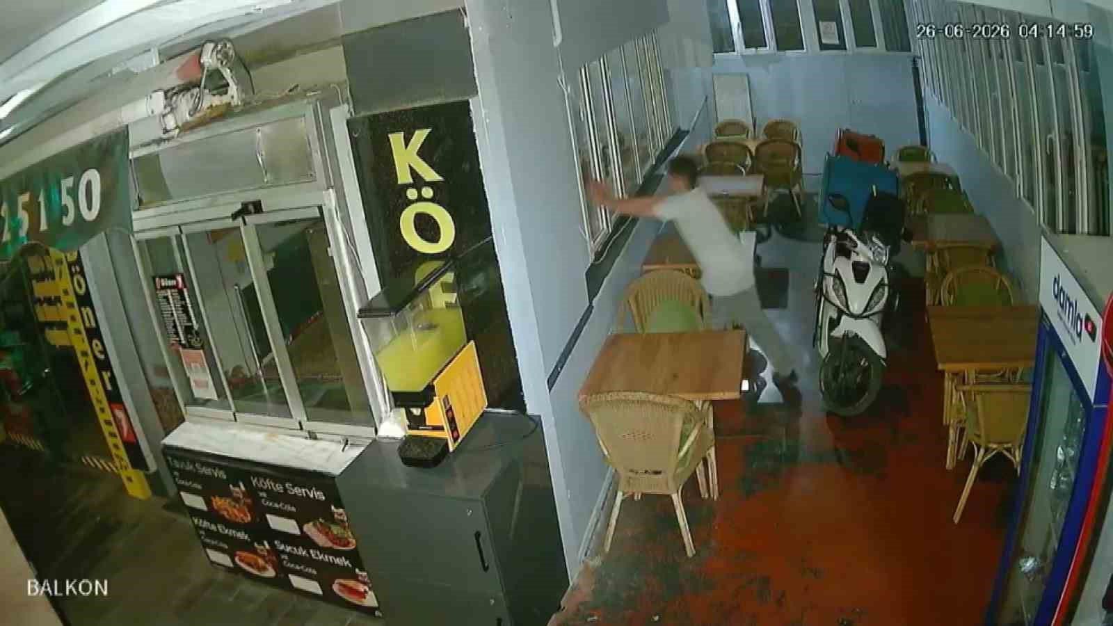 Aynı gün 4 iş yeri, ev ve camiyi hedef alan 16 yaşındaki şüpheli aranıyor