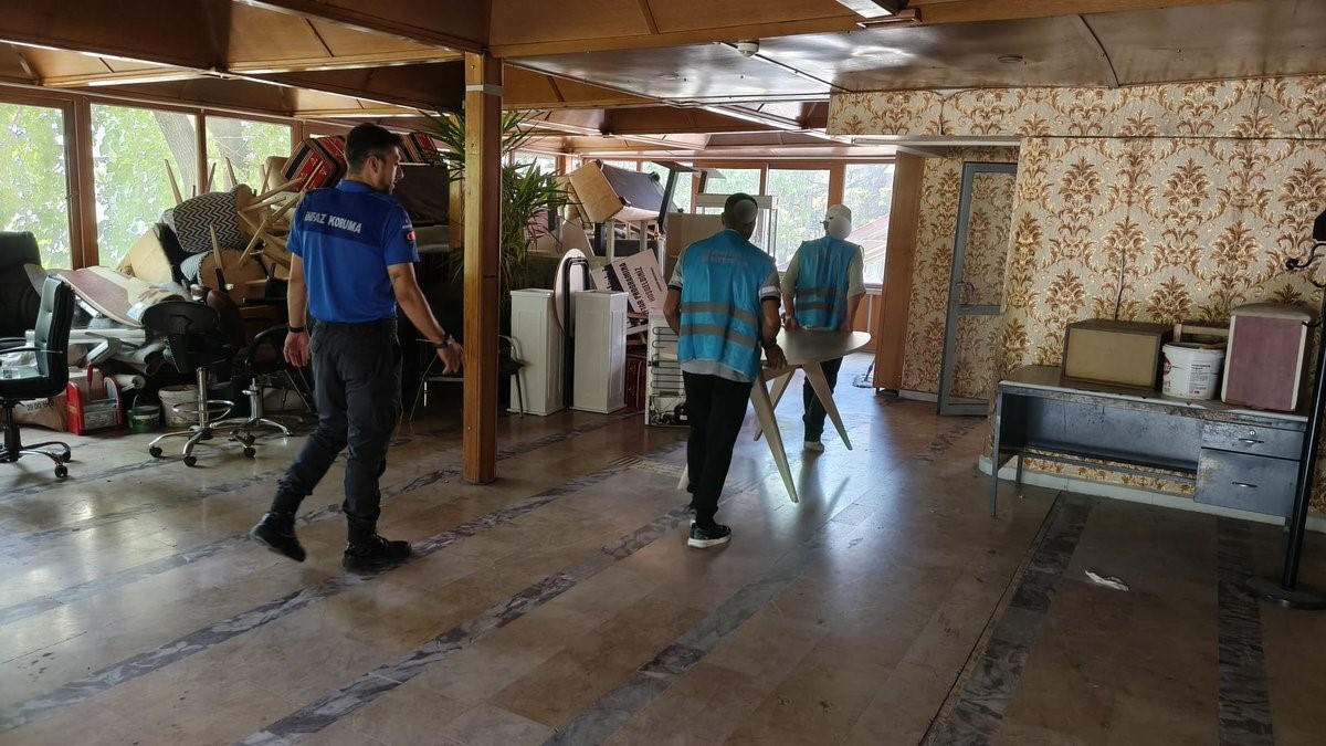 Eskişehir Öğretmenevi’nin eşyalarını denetimli serbestlik yükümlüleri taşıyor