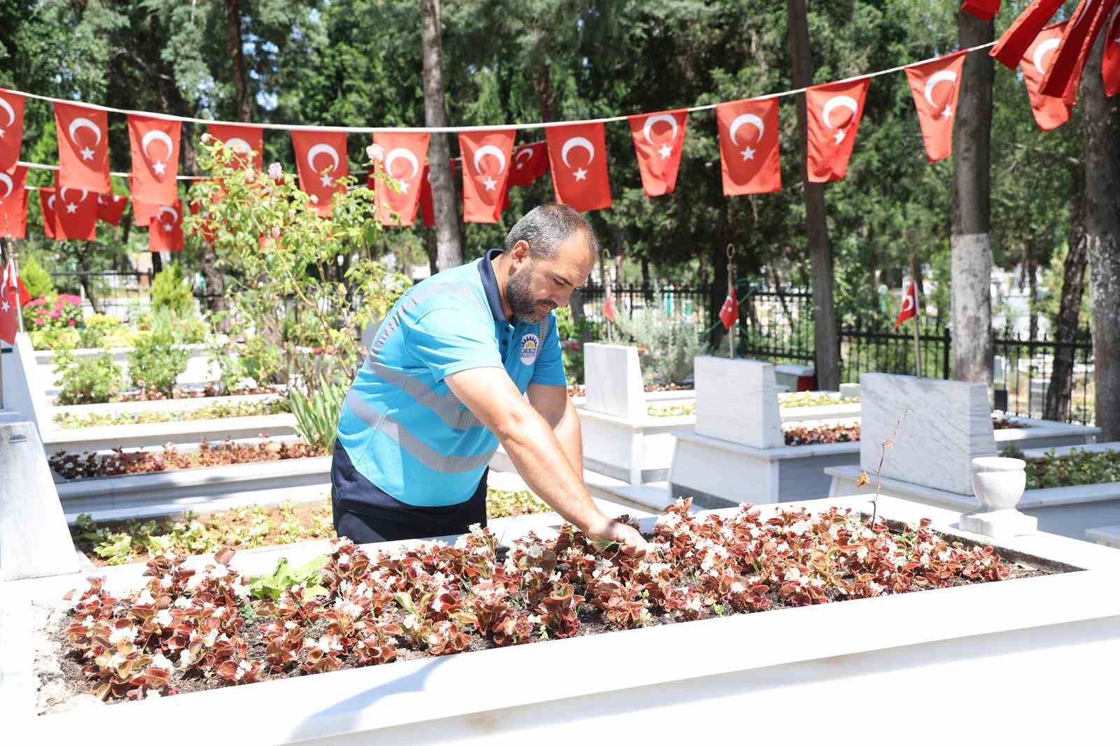 Gebze’de mezarlık ve şehitliklerde periyodik bakım çalışmaları sürüyor