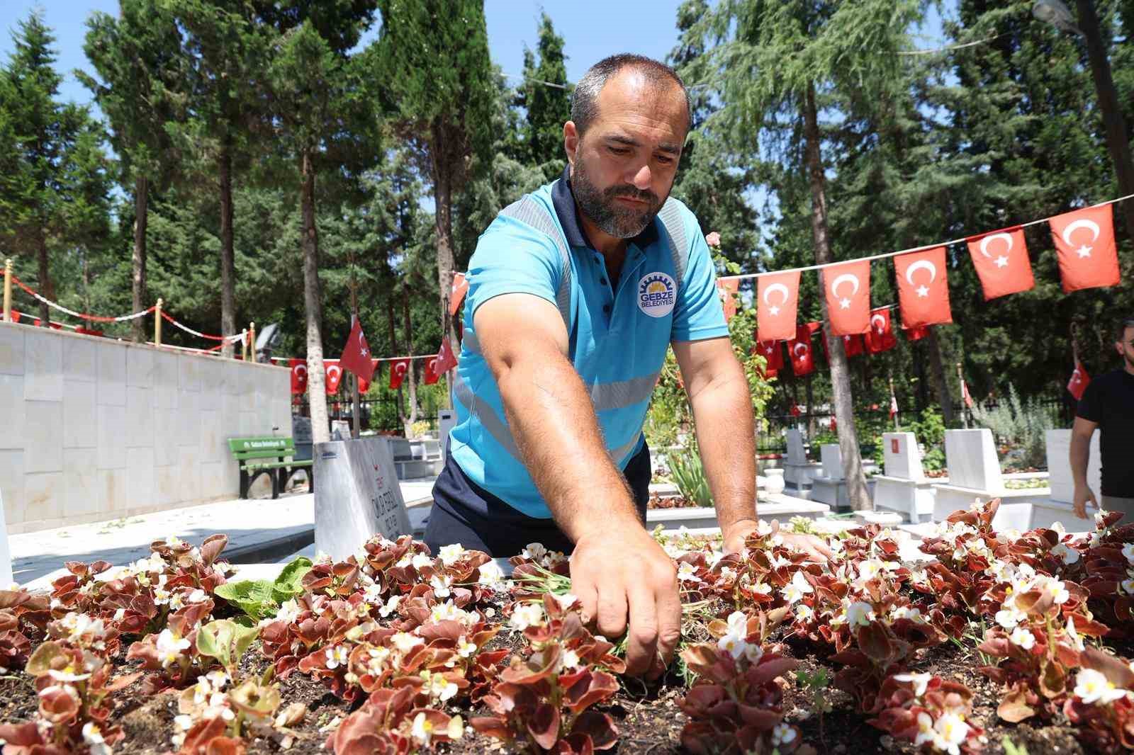Gebze’de mezarlık ve şehitliklerde periyodik bakım çalışmaları sürüyor
