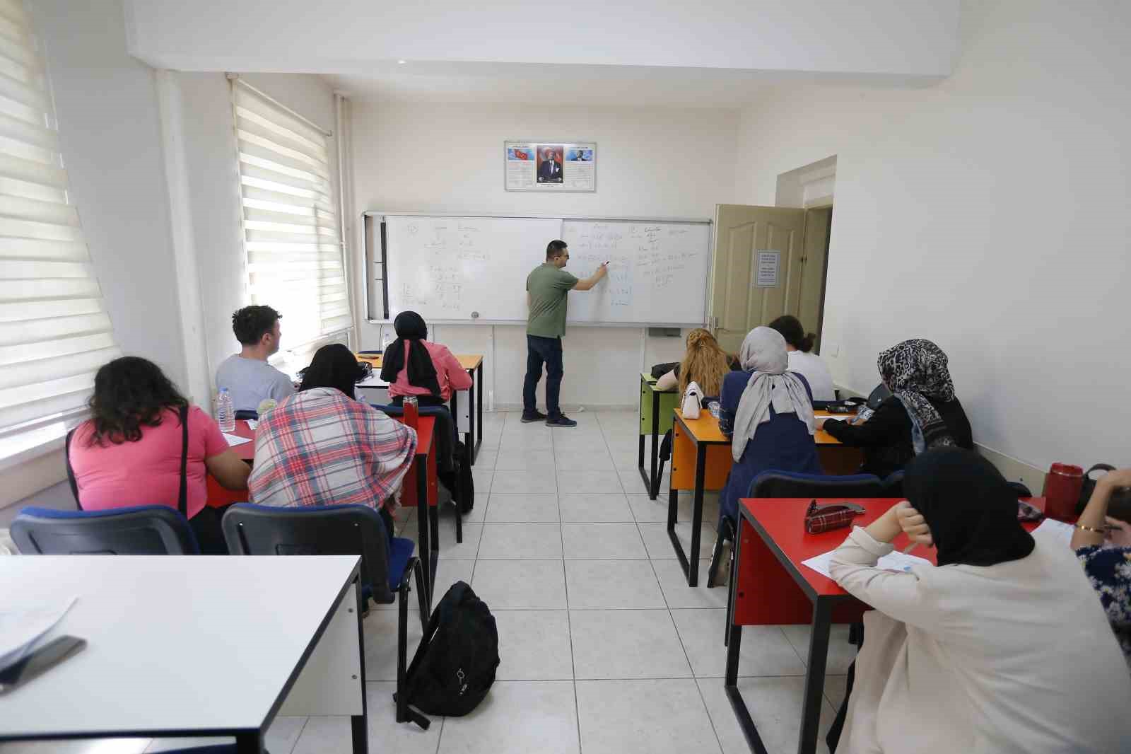 Büyükşehir KAYMEK’in KPSS kursuna ek KPSS Deneme Kulübü ile sınava tam hazırlık