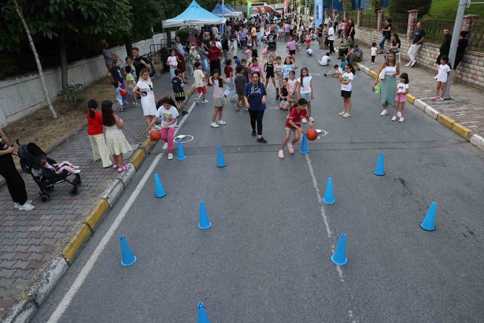 Küçükçekmece’de "3. Geleneksel sokakta oyun var" ın ilk gününe büyük ilgi