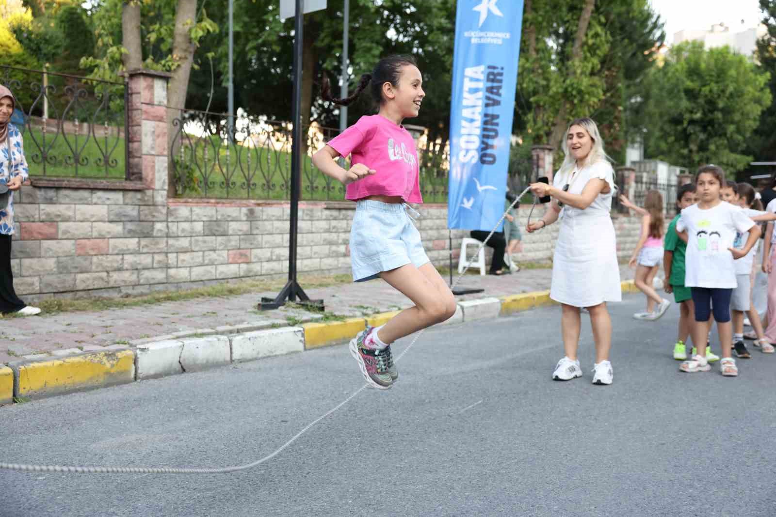 Küçükçekmece’de "3. Geleneksel sokakta oyun var" ın ilk gününe büyük ilgi