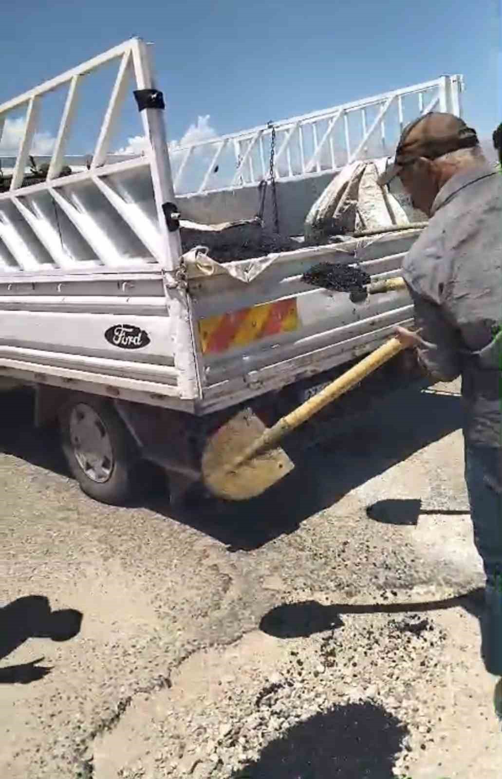 Çermik’te mahalle yolu muhtar ve vatandaşlar tarafından onarıldı