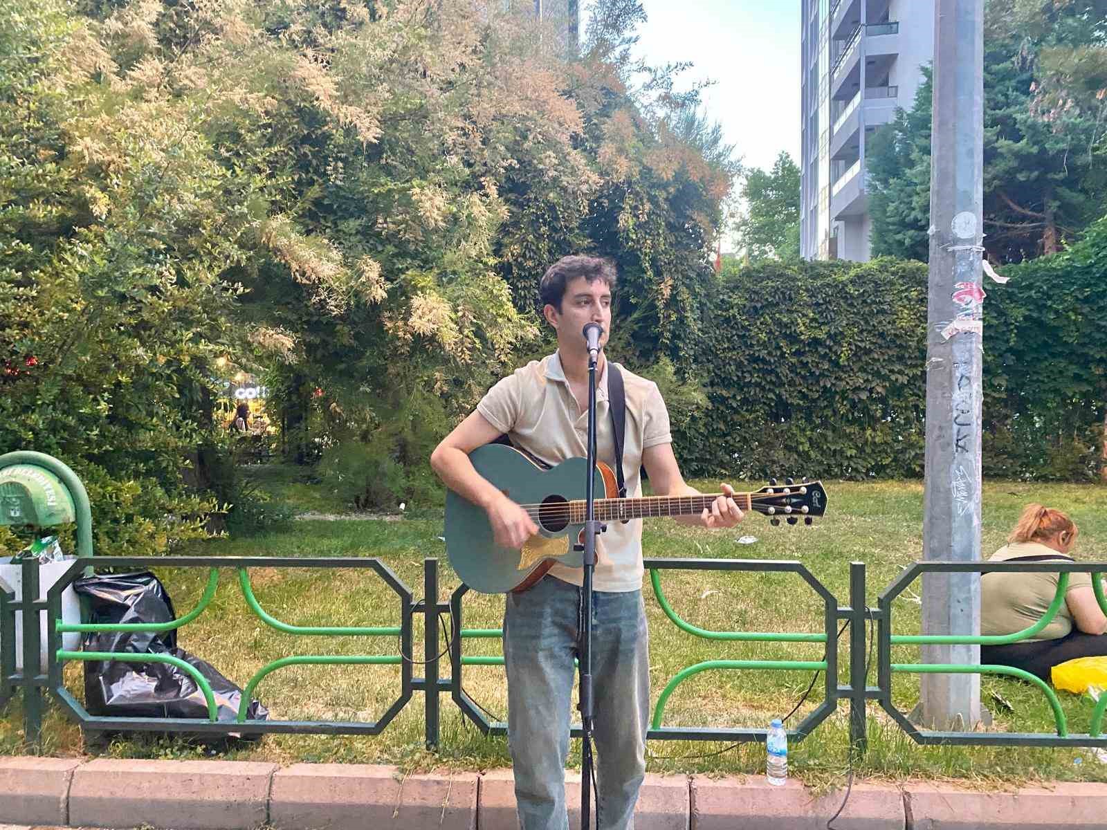 Kendi bestelerini duyurmak için sokağı sahneye dönüştürdü