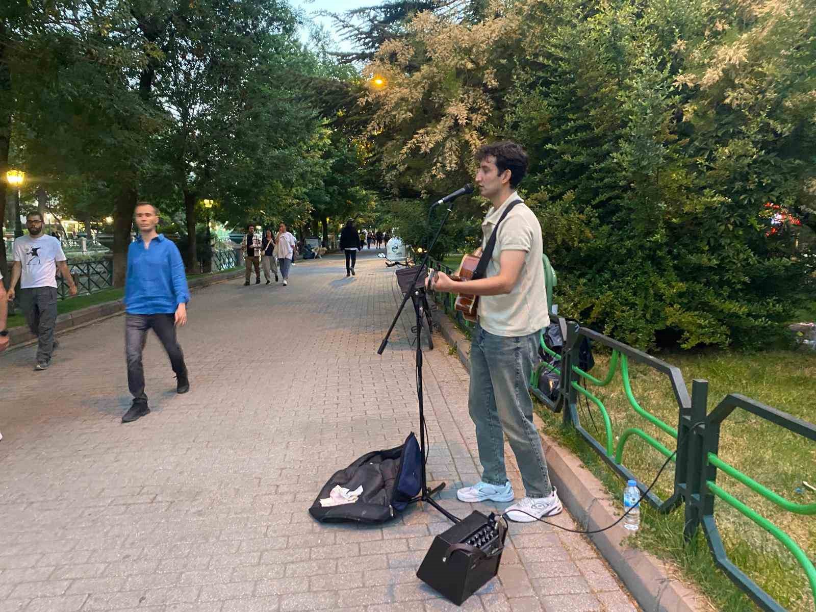 Kendi bestelerini duyurmak için sokağı sahneye dönüştürdü