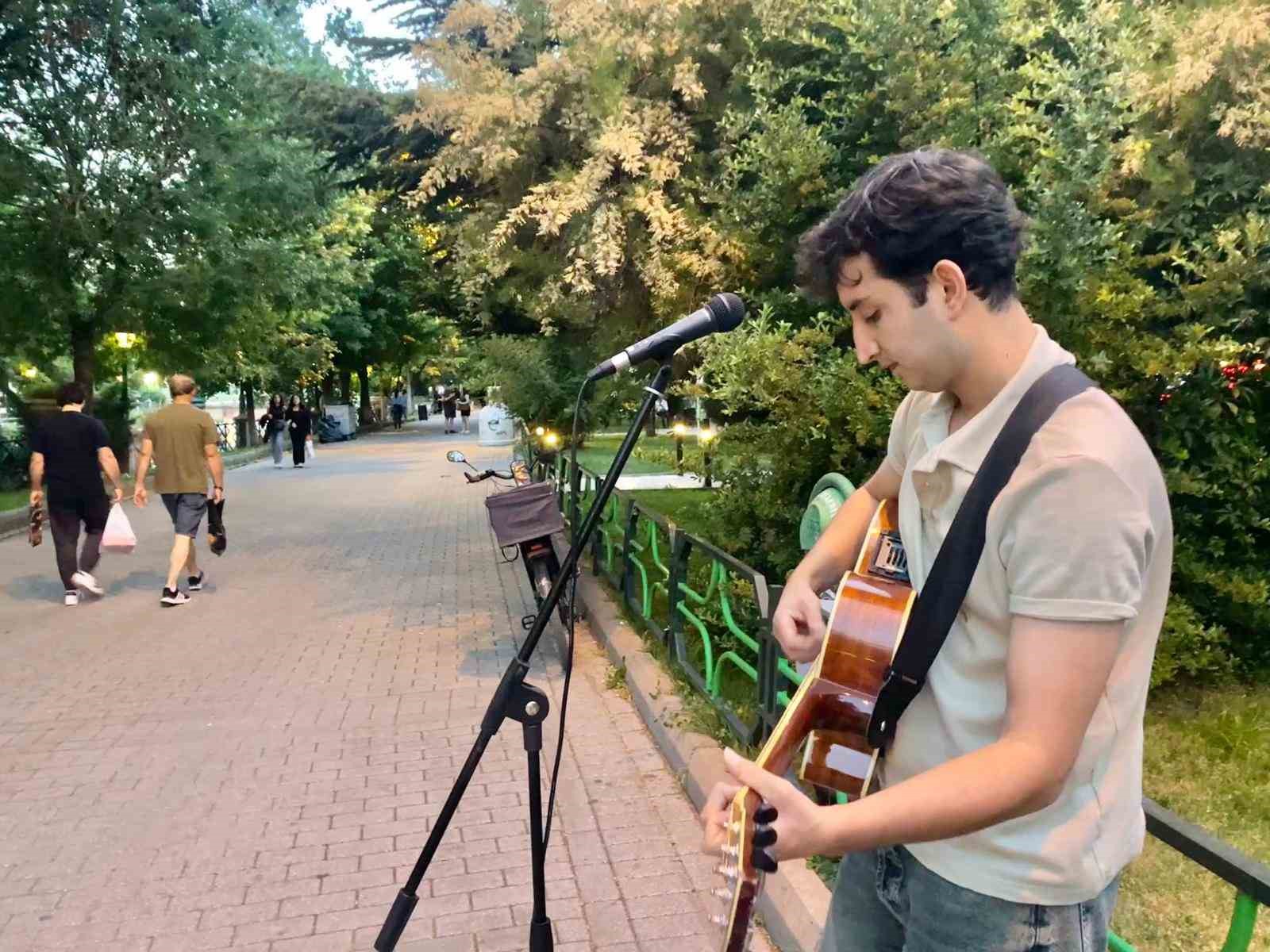 Kendi bestelerini duyurmak için sokağı sahneye dönüştürdü