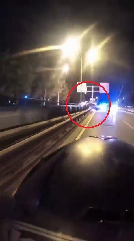 Bursa’da otomobil bariyerlere çarpıp böyle takla attı...Feci kaza kask kamerasında