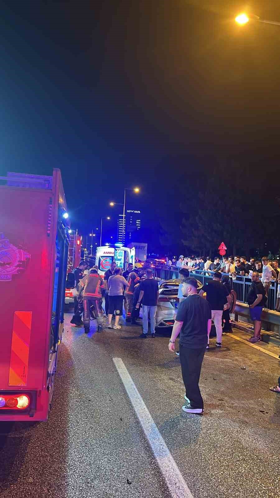 Bursa’da otomobil bariyerlere çarpıp böyle takla attı...Feci kaza kask kamerasında