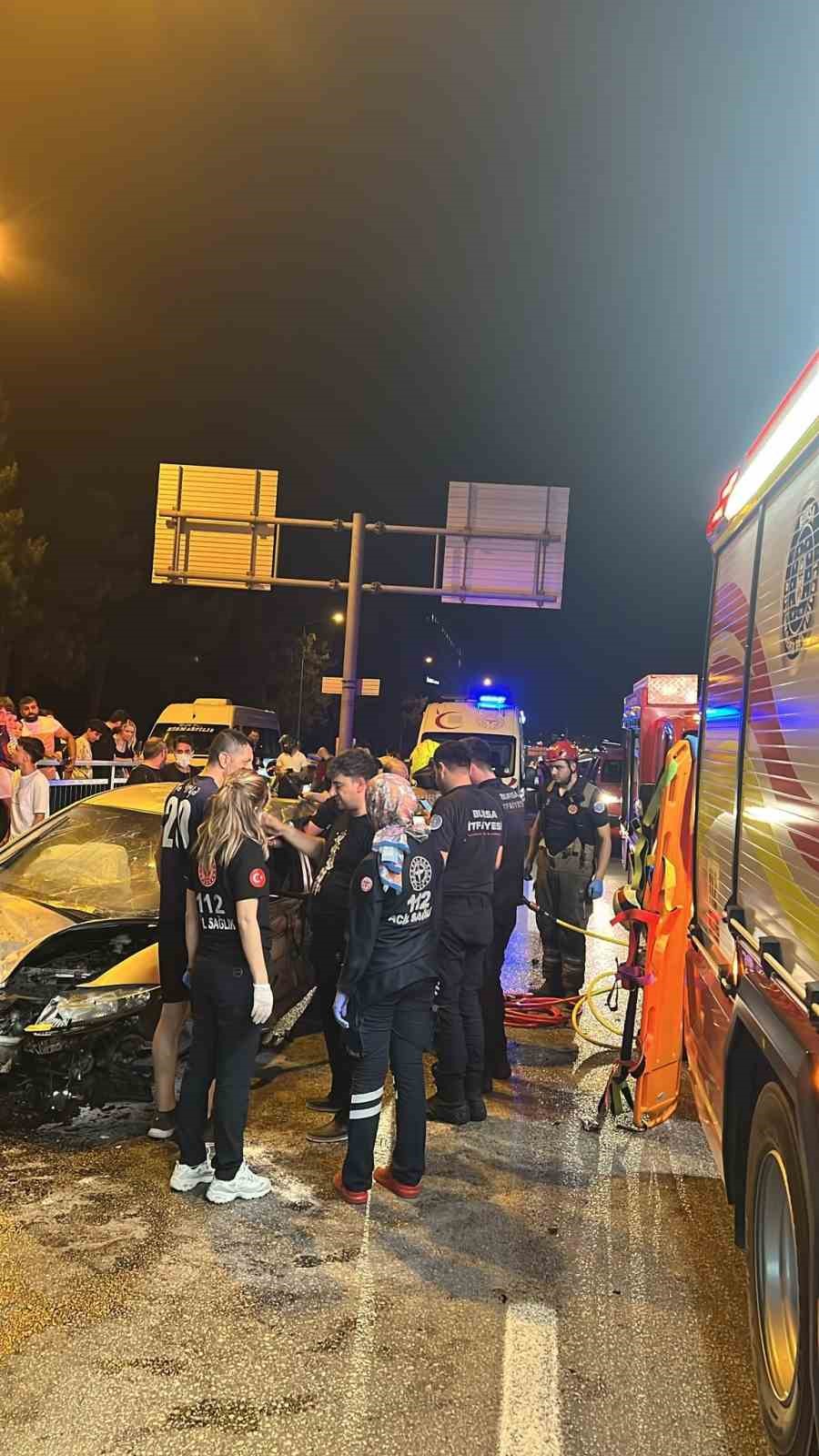 Bursa’da otomobil bariyerlere çarpıp böyle takla attı...Feci kaza kask kamerasında
