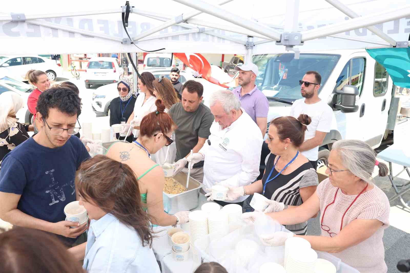 Başkan Şadi Özdemir’den aşure ikramı