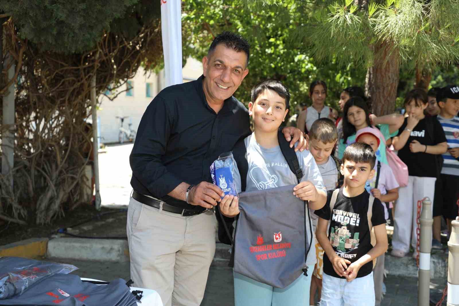 Şehzadeler’de yüzme kursları kapılarını açtı