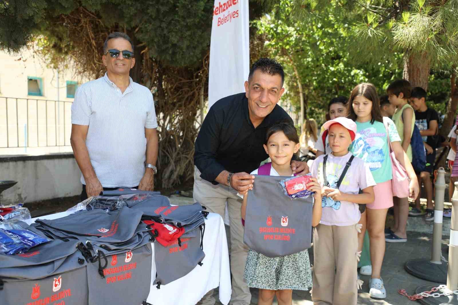 Şehzadeler’de yüzme kursları kapılarını açtı