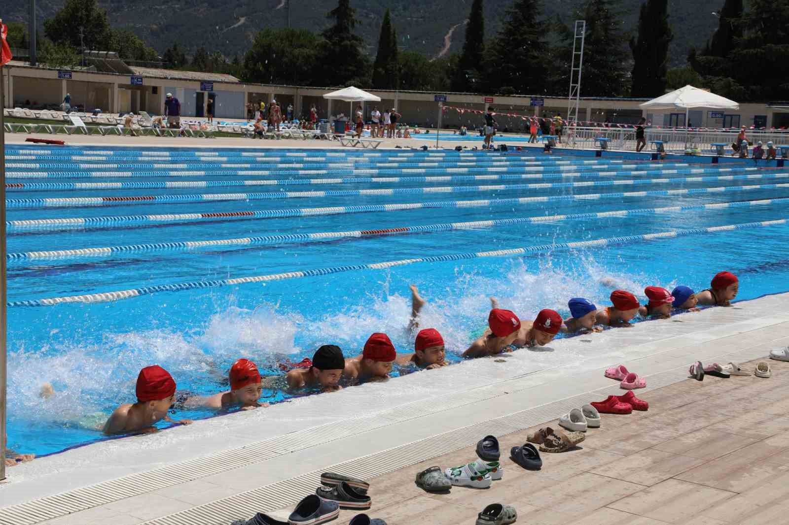 Şehzadeler’de yüzme kursları kapılarını açtı
