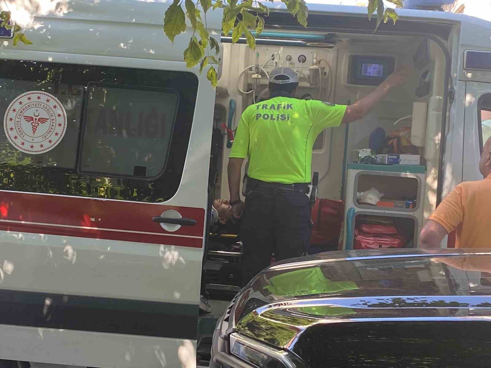 Hafif ticari araca çarparak savrulan motosikletli yaralandı