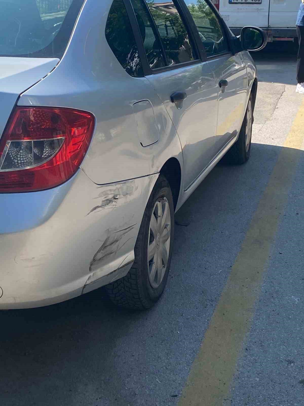 Hafif ticari araca çarparak savrulan motosikletli yaralandı