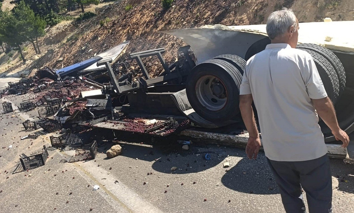 Devrilen kamyon hurdaya döndü, sıkışan sürücü kurtarıldı