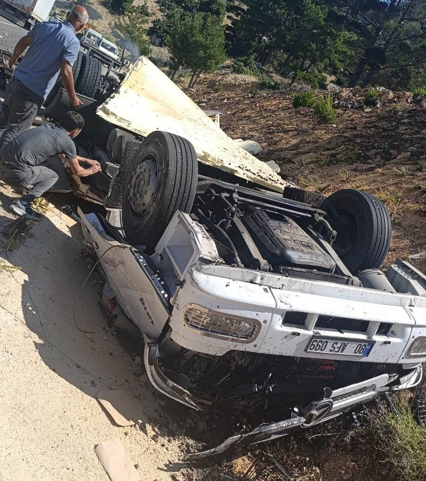 Devrilen kamyon hurdaya döndü, sıkışan sürücü kurtarıldı