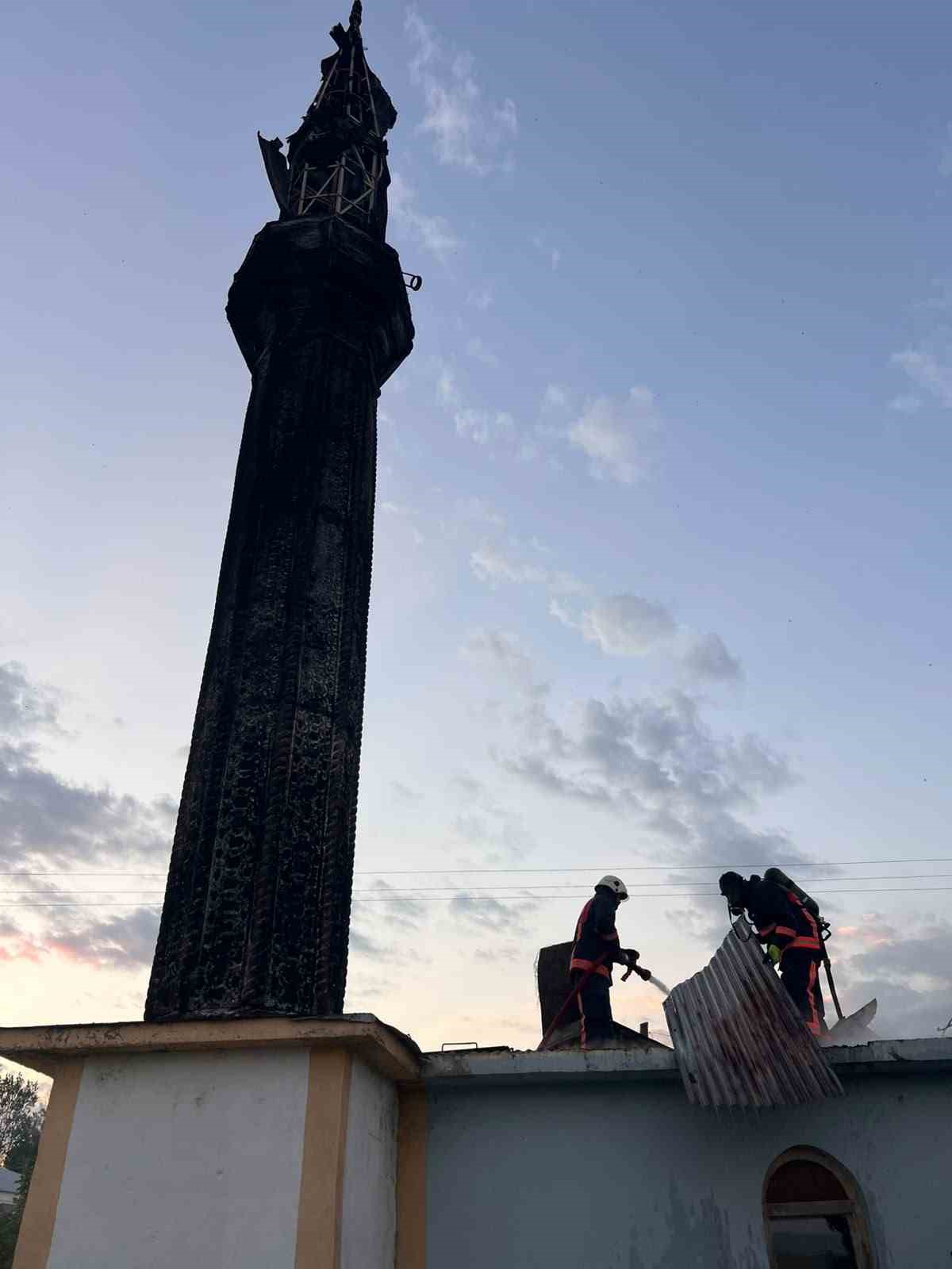 Van’da camide yangın