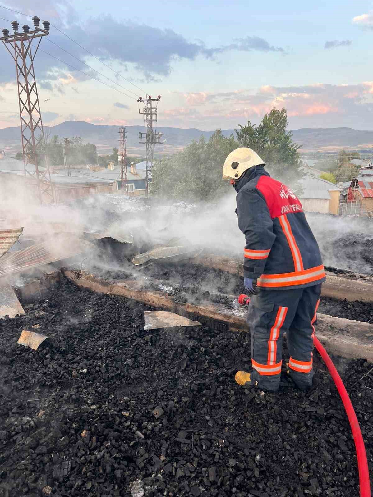 Van’da camide yangın