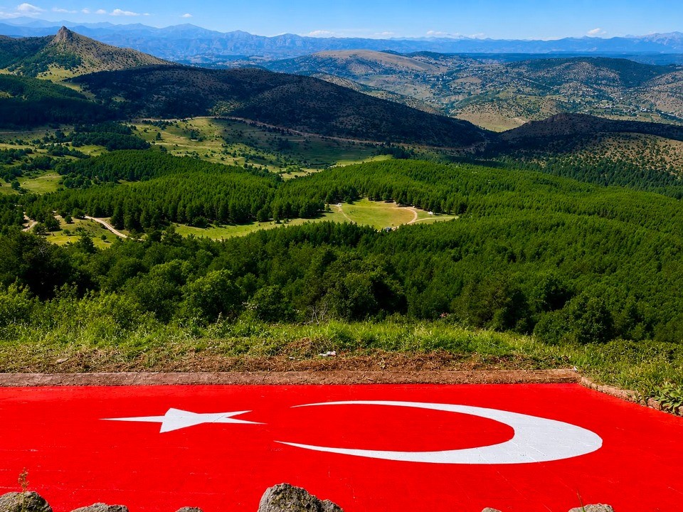 Kelkit Vadisi’nin simgesi dev Türk bayrağı yenilendi