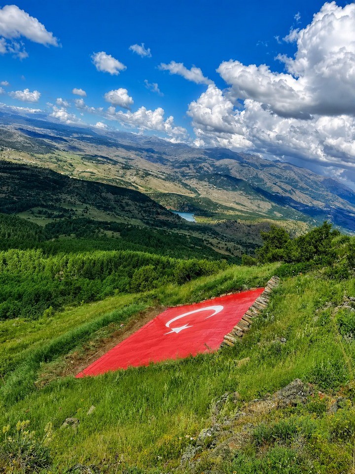 Kelkit Vadisi’nin simgesi dev Türk bayrağı yenilendi