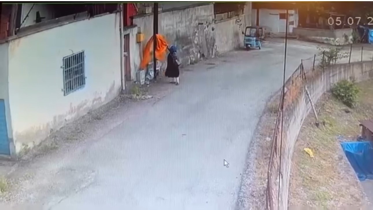 Elektrik direğindeki yatak örtüsünü alıp gitti