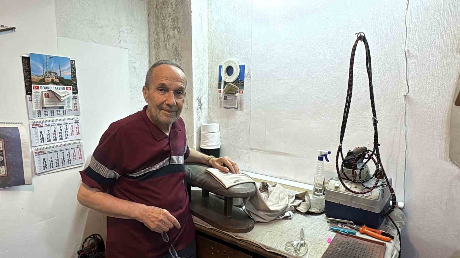 Çocuk yaşta başladı, 61 yıldır iğne ipliği elinden bırakmadı