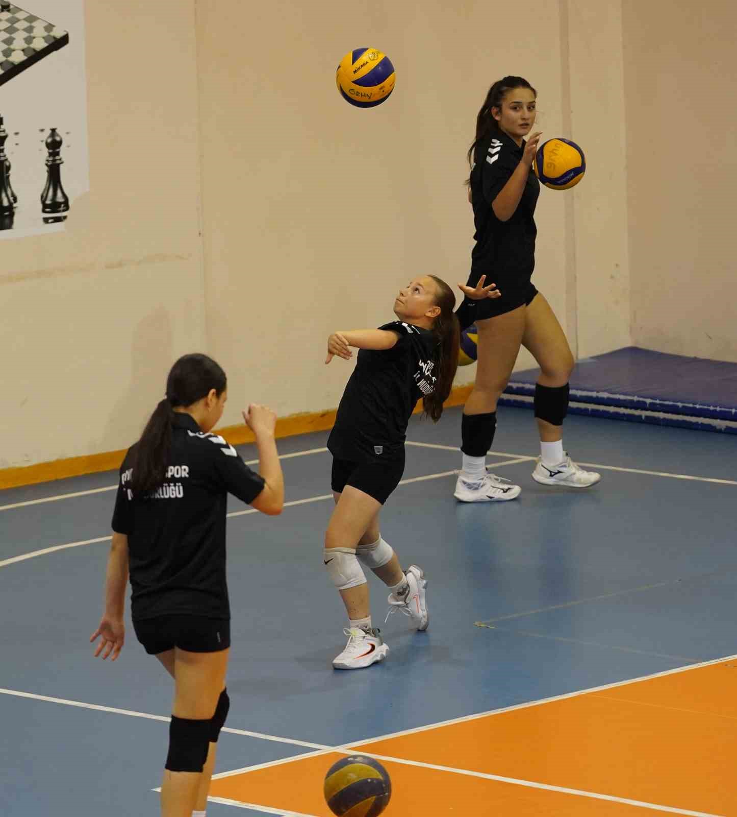 Rize’nin genç voleybolcuları, gözünü Anadolu Yıldızlar Ligi kupasına dikti