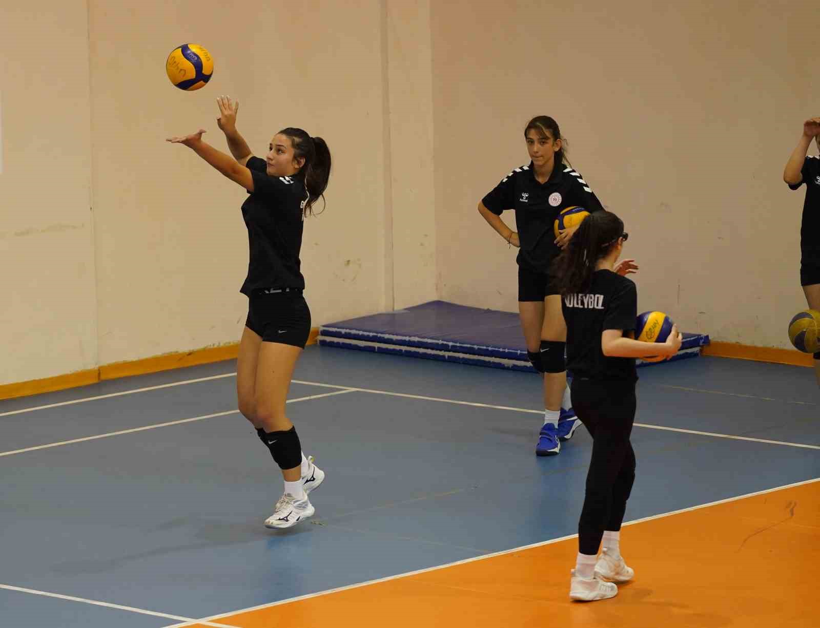 Rize’nin genç voleybolcuları, gözünü Anadolu Yıldızlar Ligi kupasına dikti