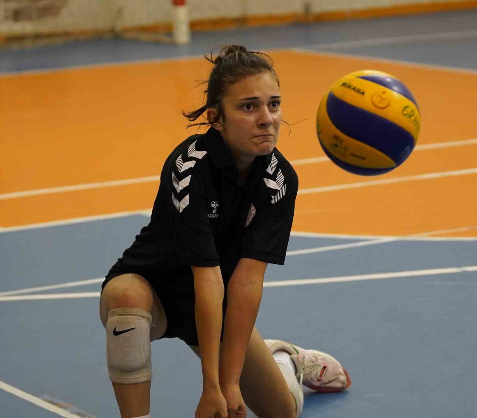 Rize’nin genç voleybolcuları, gözünü Anadolu Yıldızlar Ligi kupasına dikti