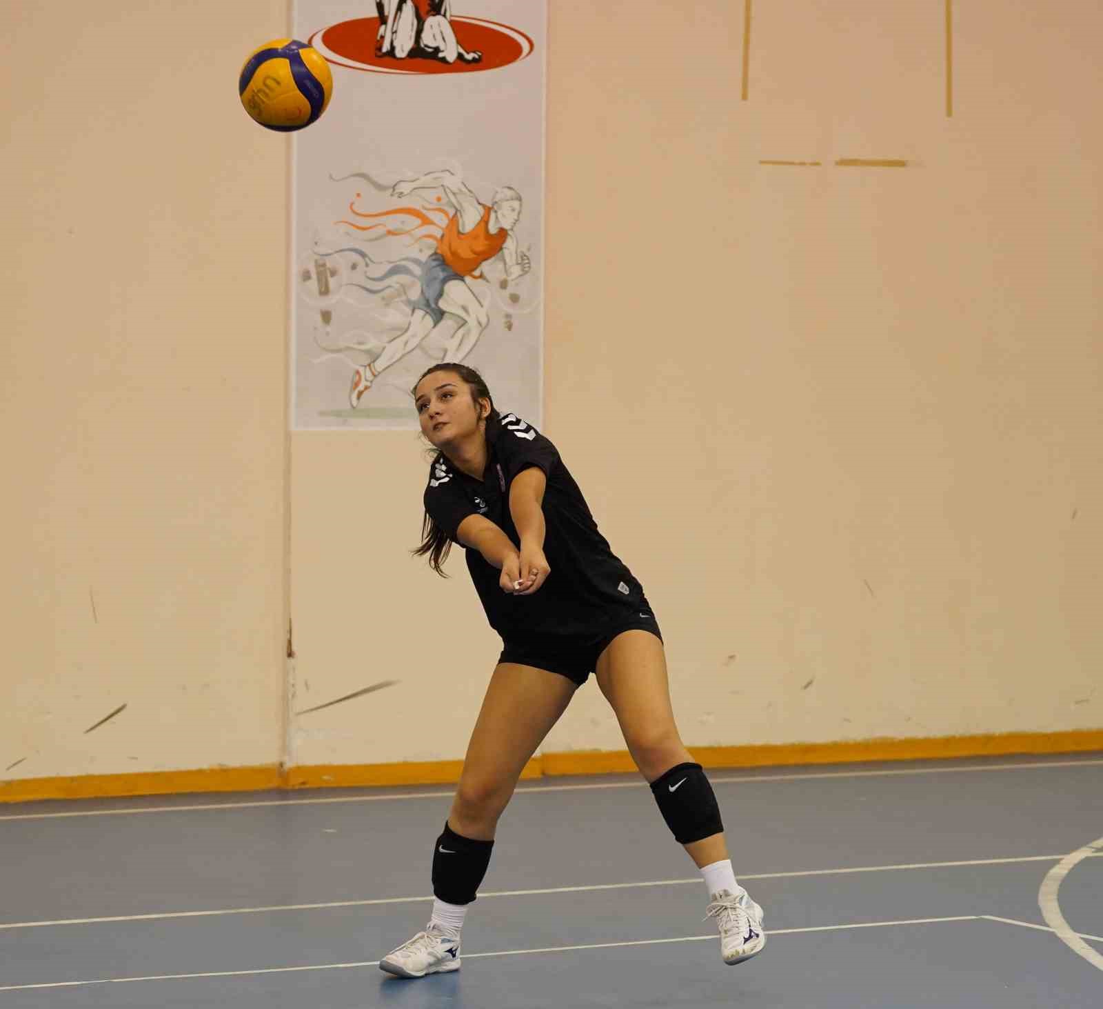 Rize’nin genç voleybolcuları, gözünü Anadolu Yıldızlar Ligi kupasına dikti