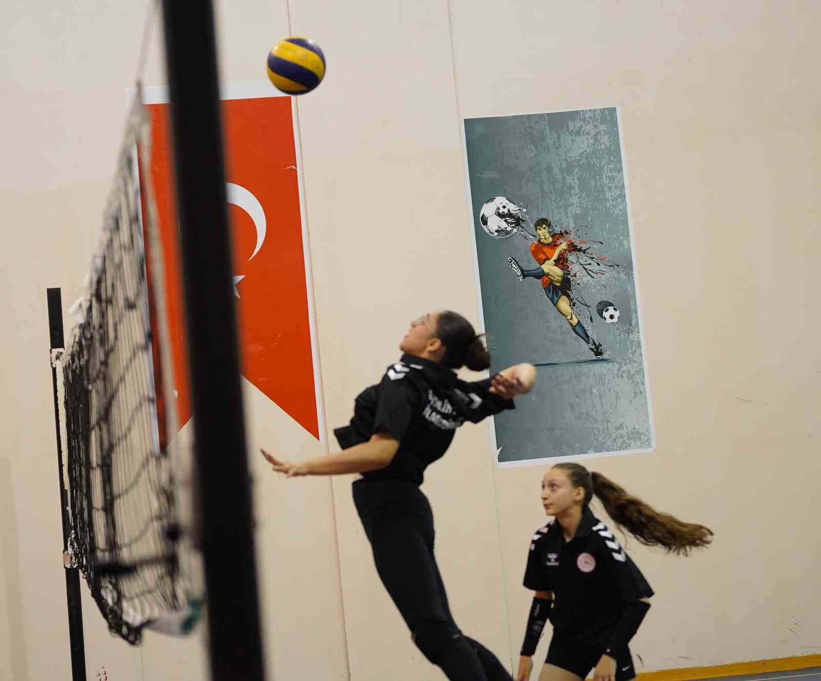 Rize’nin genç voleybolcuları, gözünü Anadolu Yıldızlar Ligi kupasına dikti