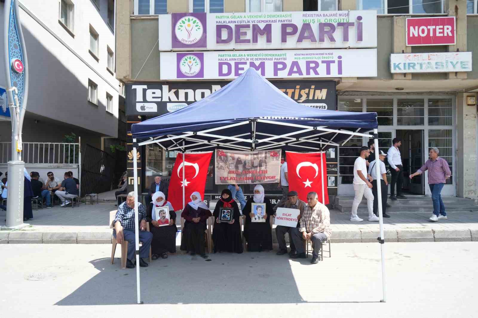Muşlu ailelerin evlat nöbeti devam ediyor