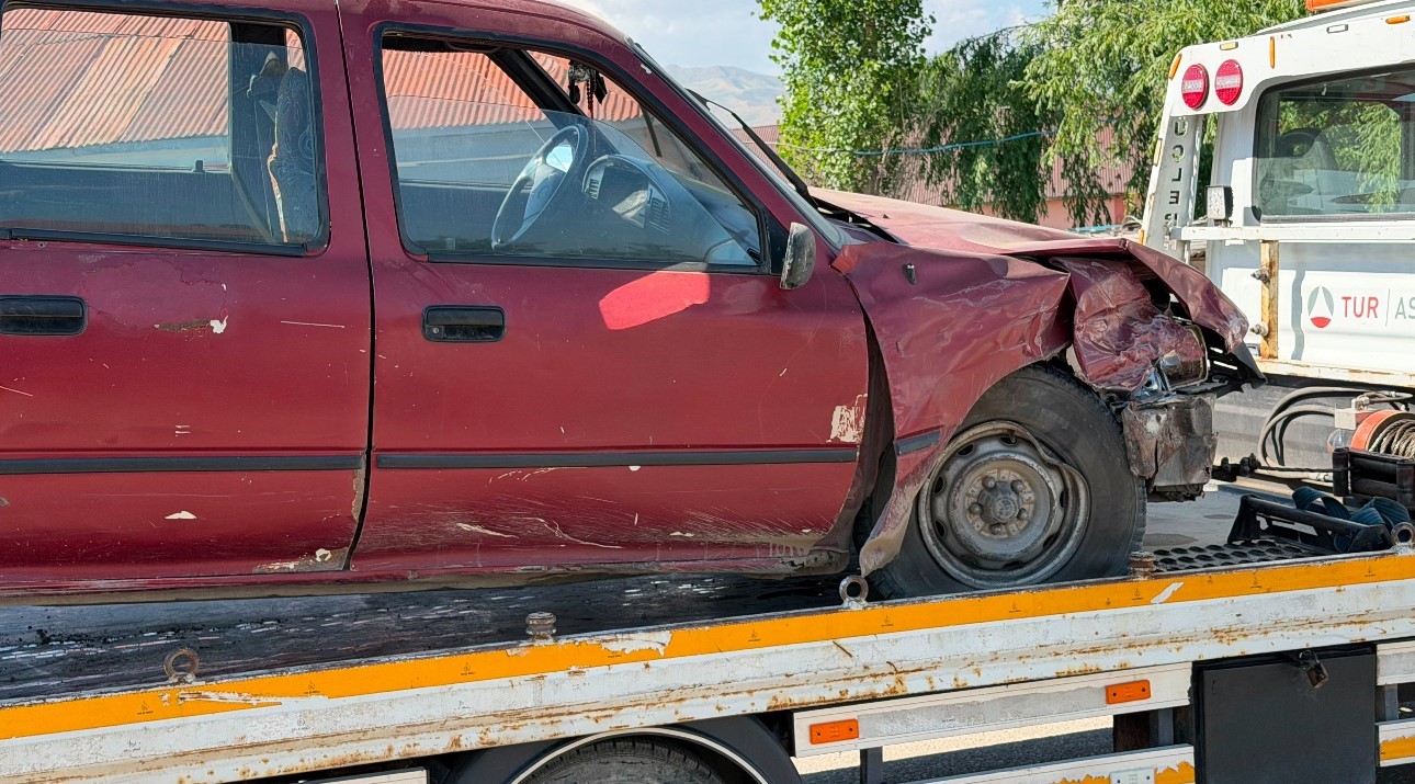 Yüksekova’da iki ayrı kazada 8 kişi yaralandı