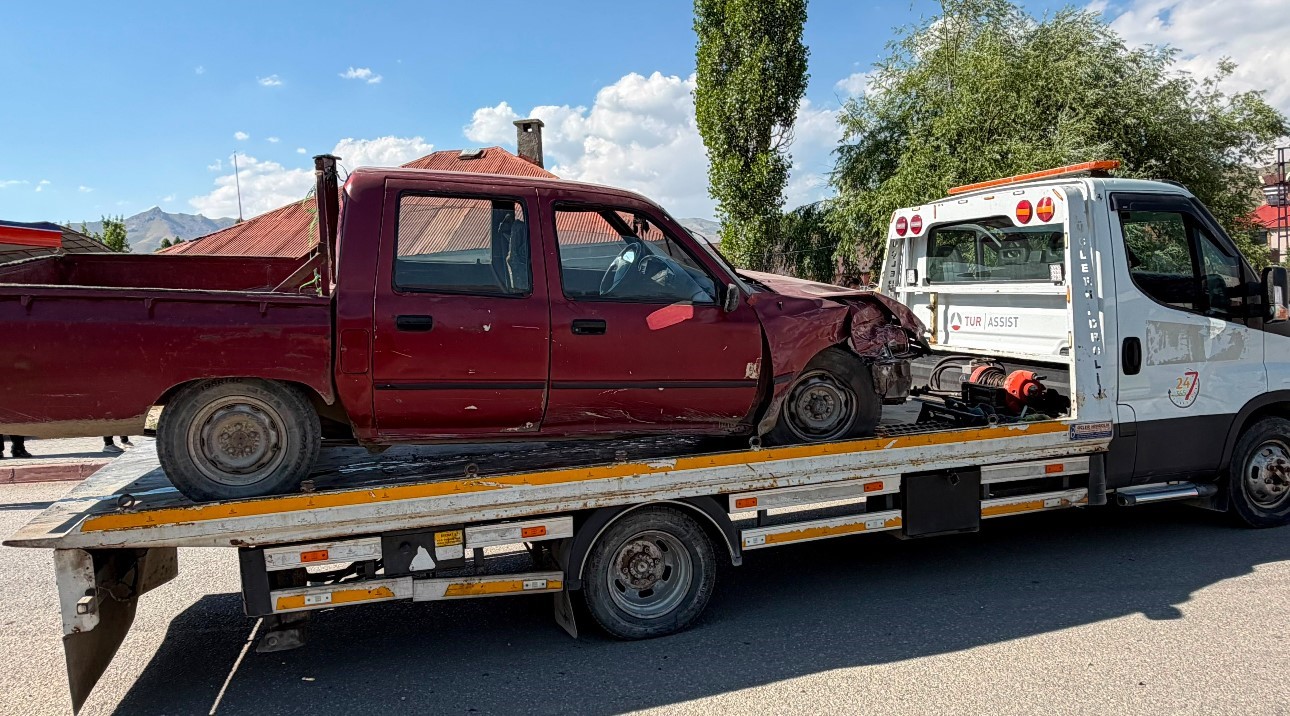 Yüksekova’da iki ayrı kazada 8 kişi yaralandı