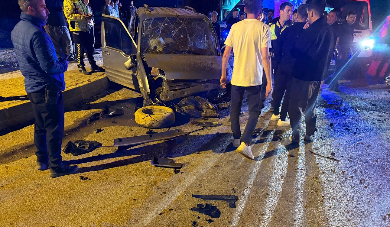 Yüksekova’da iki ayrı kazada 8 kişi yaralandı