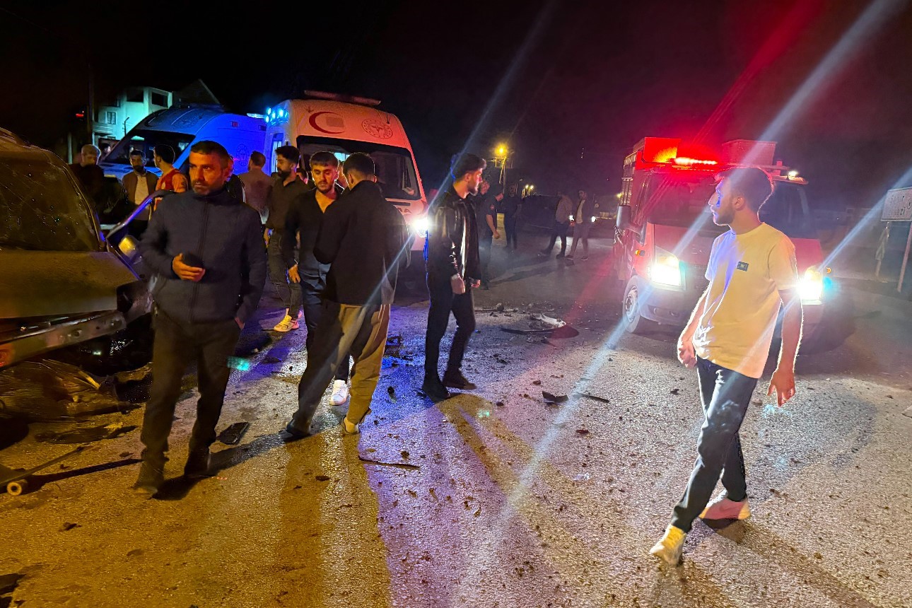 Yüksekova’da iki ayrı kazada 8 kişi yaralandı