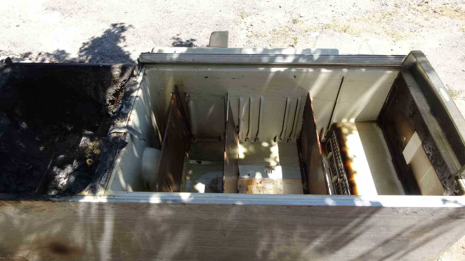 Bomba gibi patlayan buzdolabı sonrası evde büyük maddi hasar oluştu