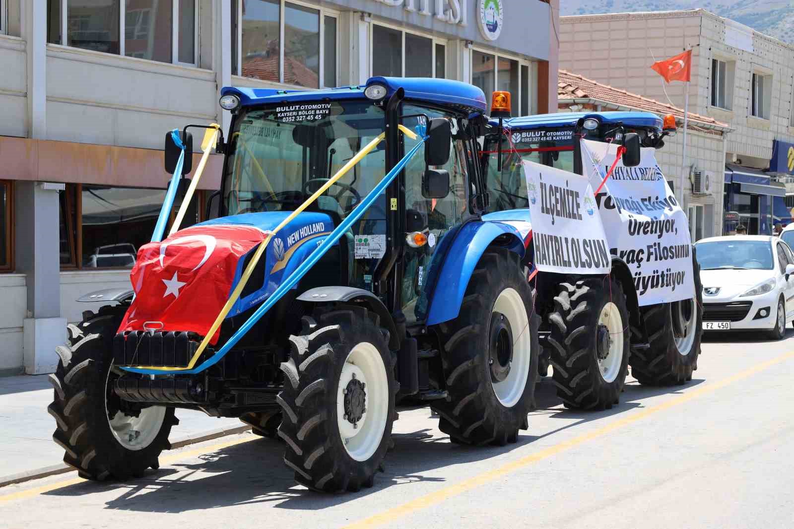 Yahyalı Belediyesi araç filosunu güçlendirdi: 2 yeni traktör hizmete alındı