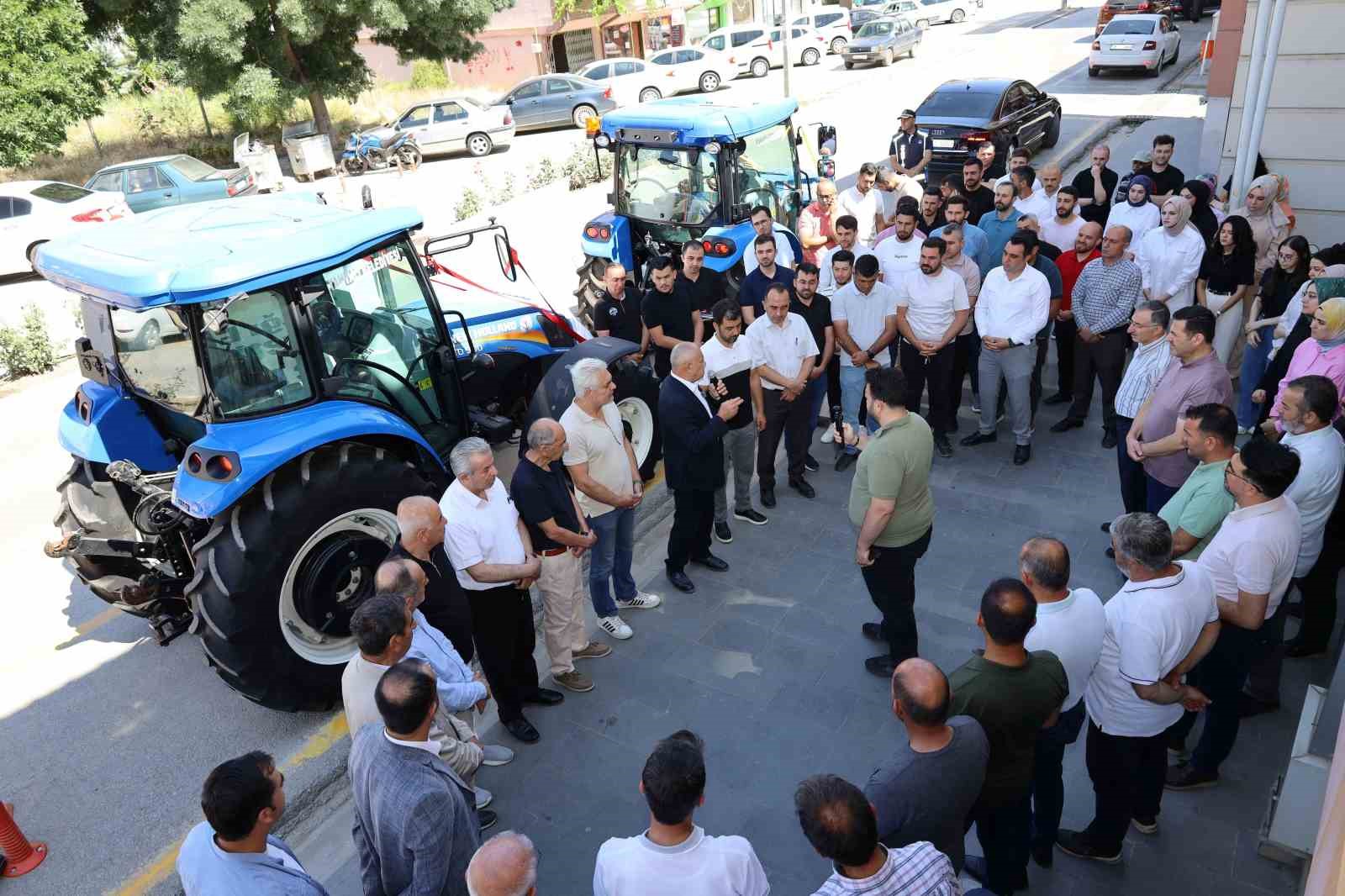 Yahyalı Belediyesi araç filosunu güçlendirdi: 2 yeni traktör hizmete alındı