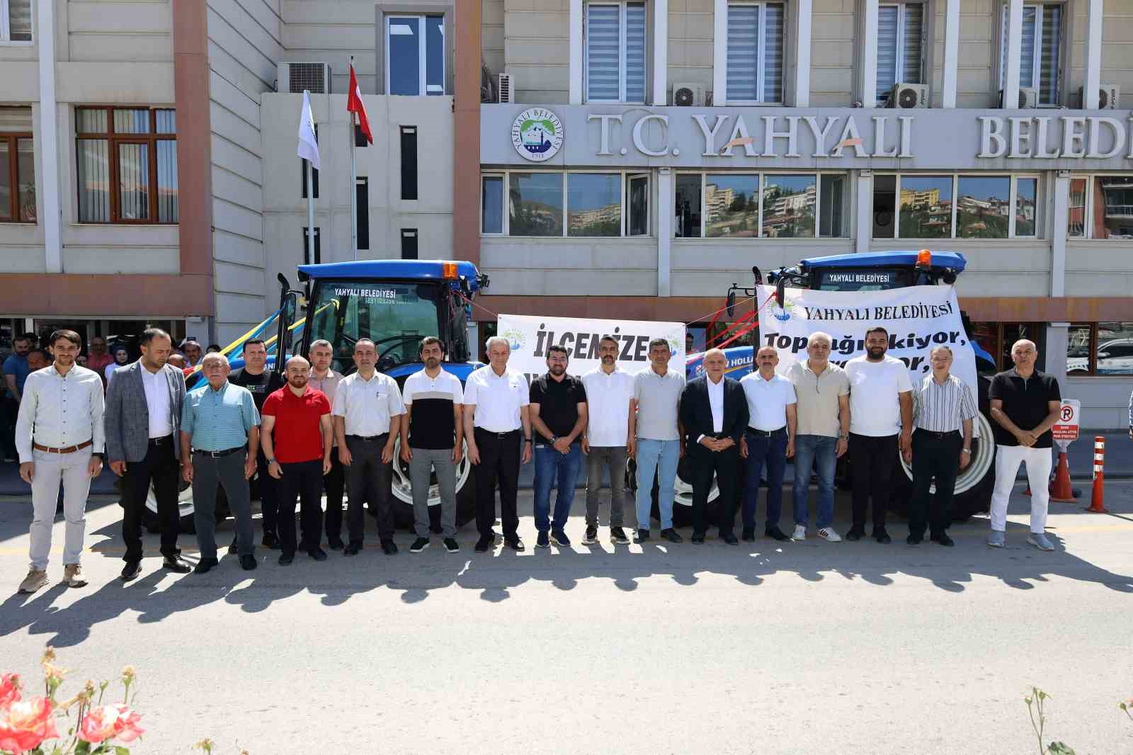 Yahyalı Belediyesi araç filosunu güçlendirdi: 2 yeni traktör hizmete alındı