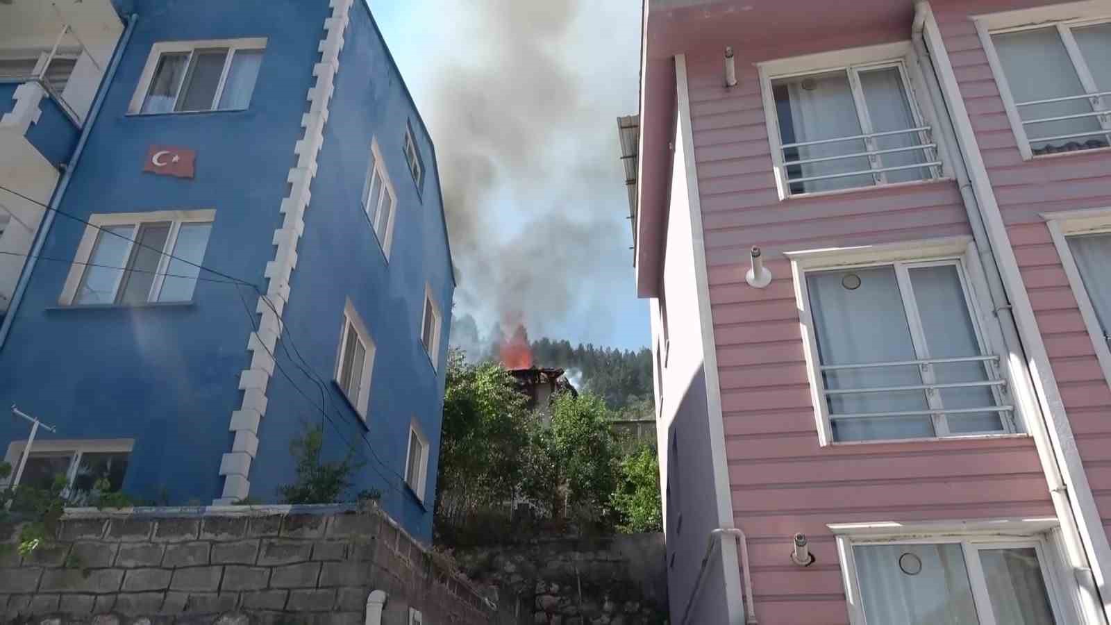 Elmas nineyi yangından itfaiyeciler kurtardı