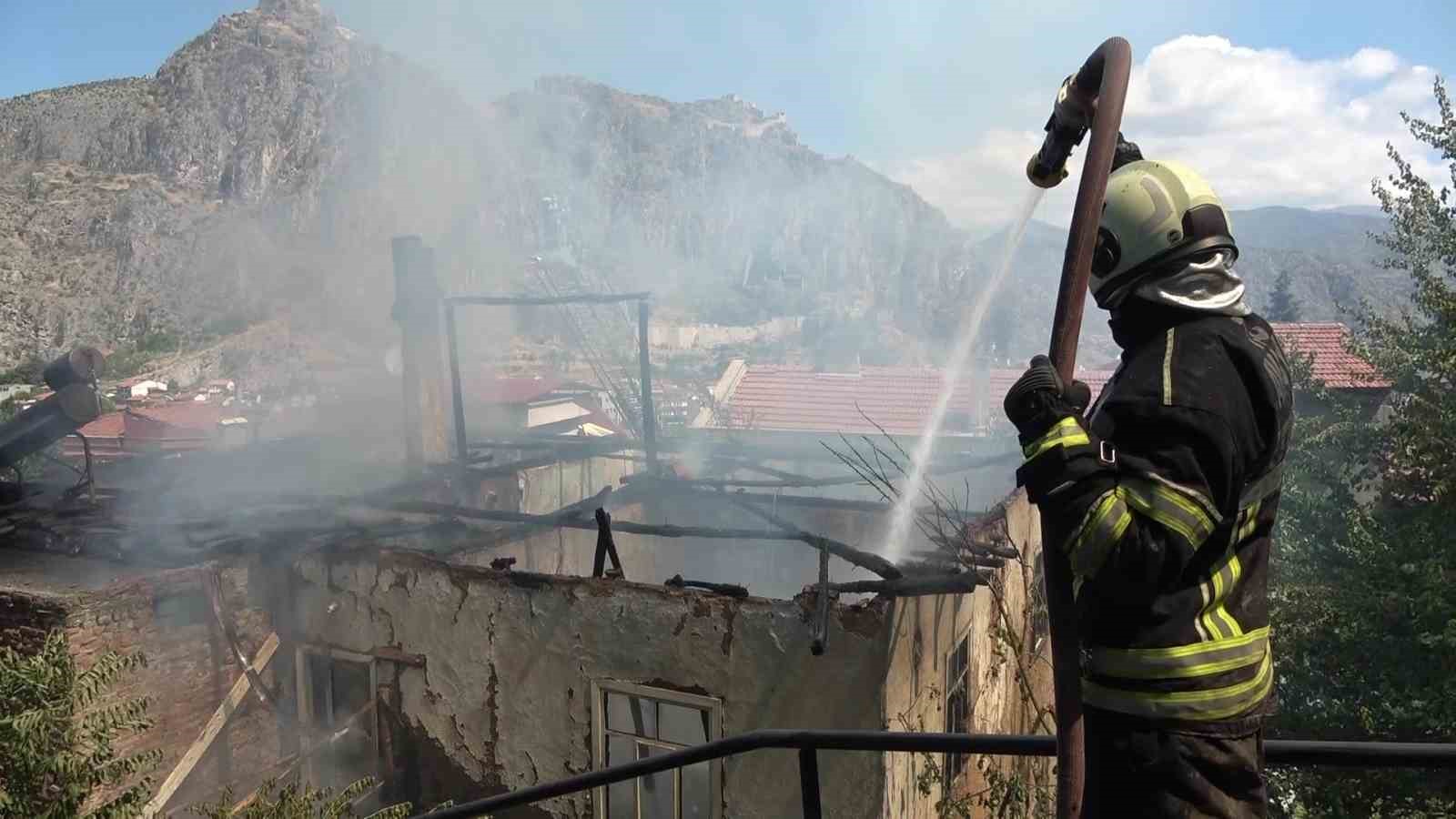 Elmas nineyi yangından itfaiyeciler kurtardı