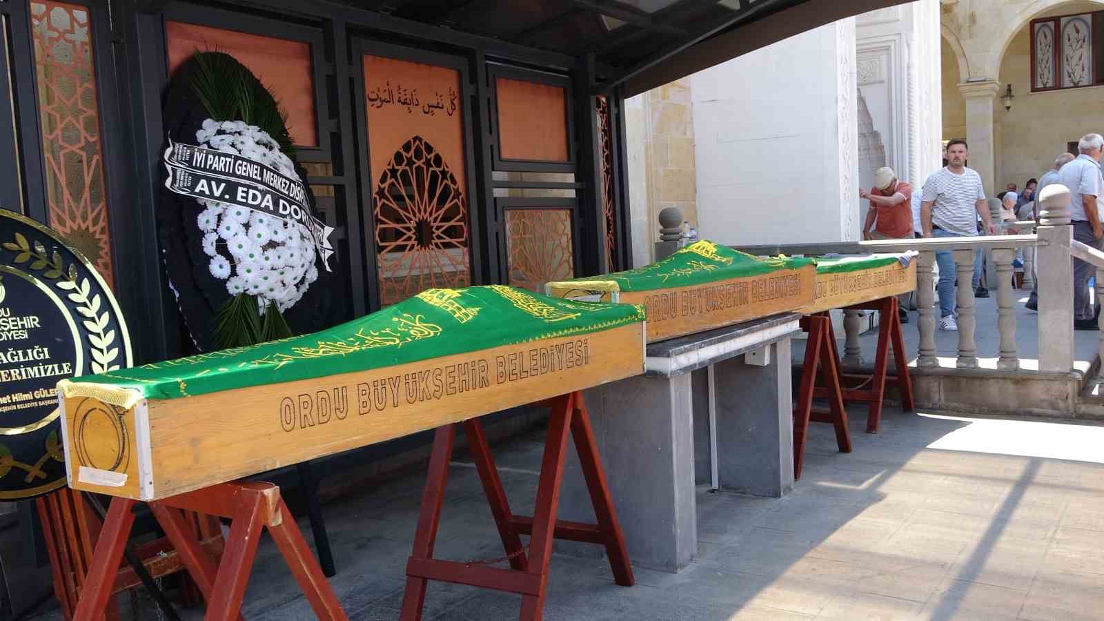 Kardeş katliamında hayatını kaybeden aile son yolculuğuna uğurlandı