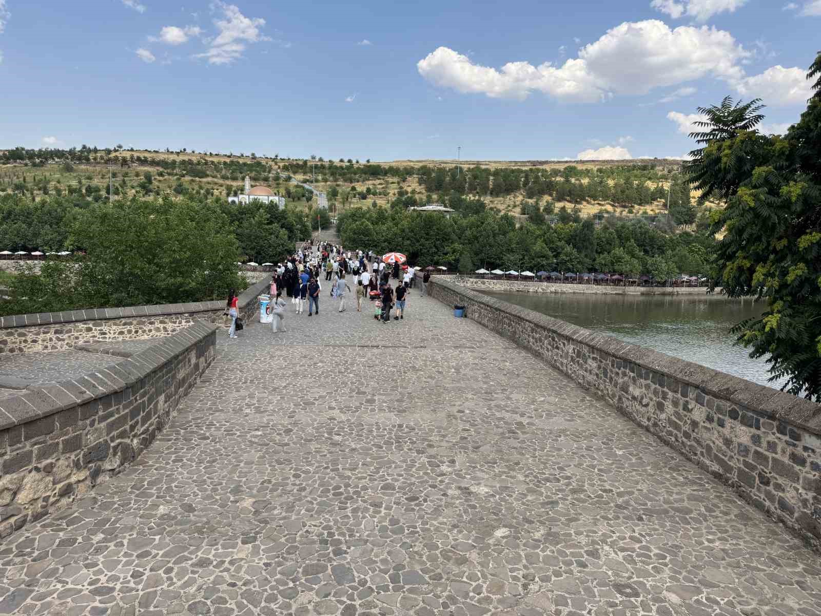 Diyarbakır’da sıcaklığın 40 dereceyi bulmasıyla tarihi mekanlar boş kaldı