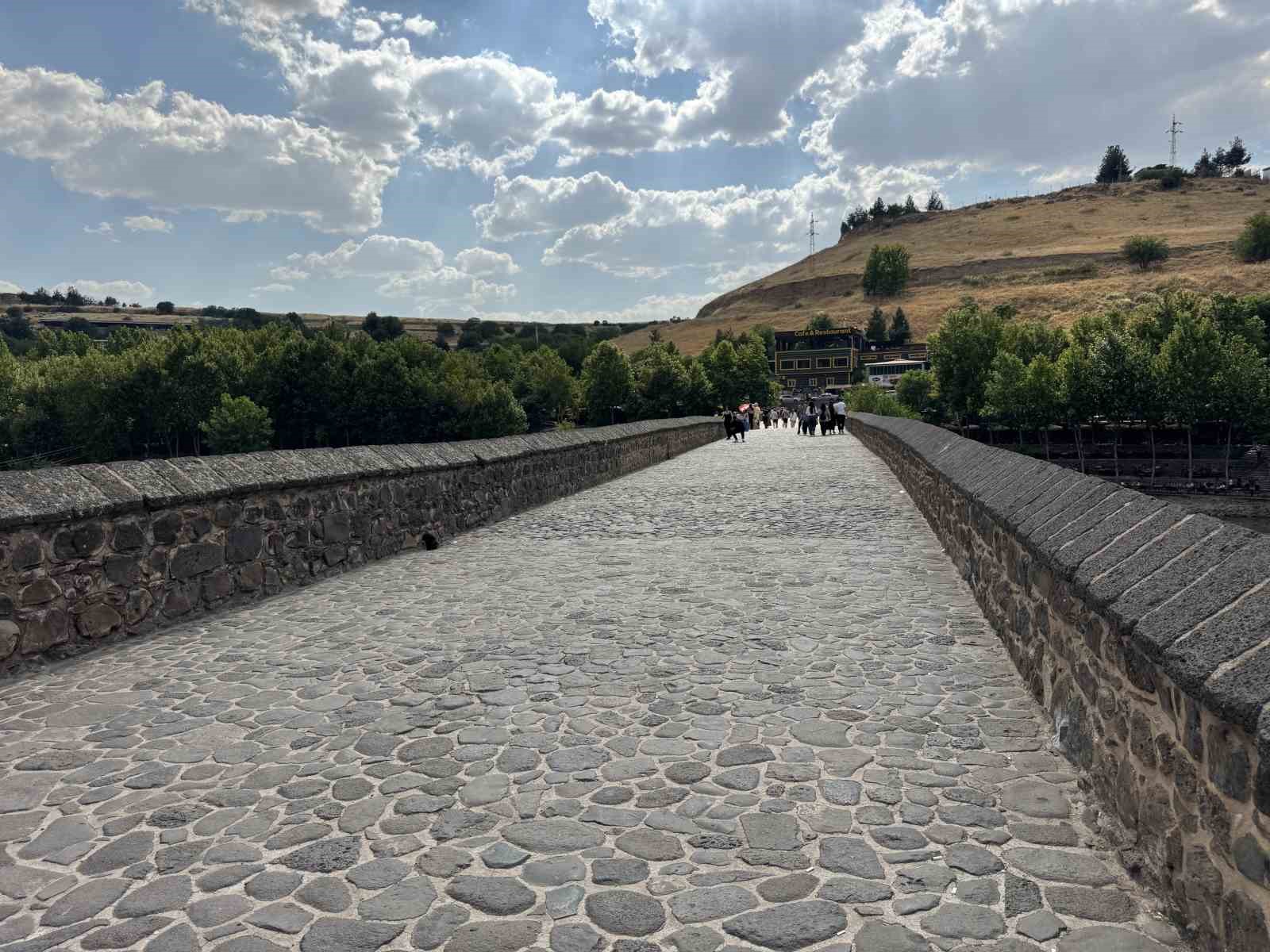 Diyarbakır’da sıcaklığın 40 dereceyi bulmasıyla tarihi mekanlar boş kaldı