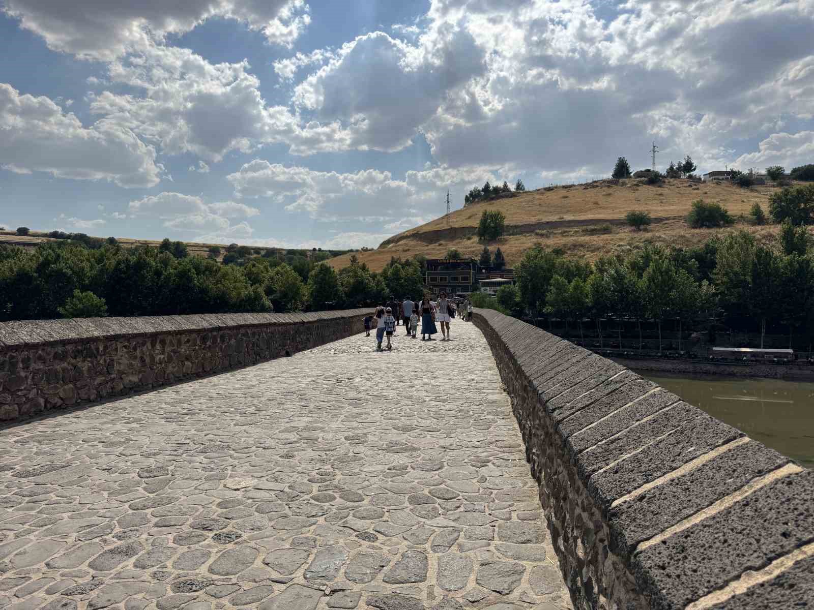 Diyarbakır’da sıcaklığın 40 dereceyi bulmasıyla tarihi mekanlar boş kaldı