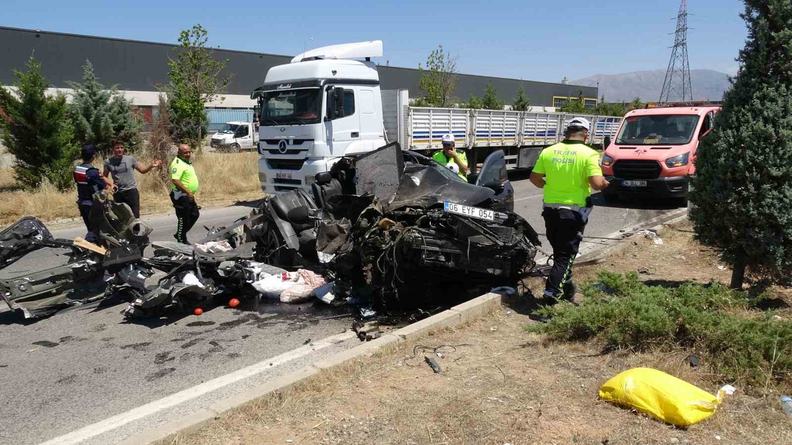 Tıra arkadan çarpan otomobil hurdaya döndü: 1 yaralı